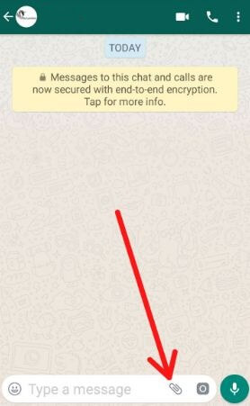 แตะไอคอนไฟล์แนบบน WhatsApp android